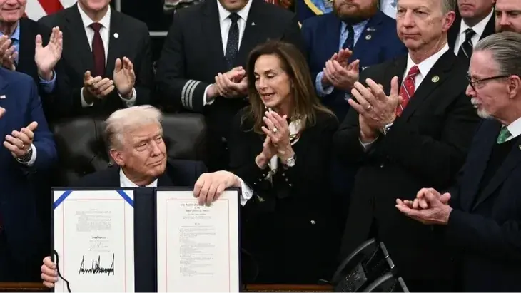 Tổng thống Mỹ ký dự luật chi tiêu, mở cửa chính phủ